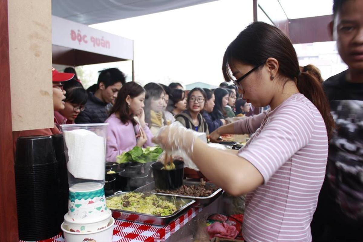 Vừa đứng vừa ăn vì không còn chỗ ngồi, người Hà Nội vẫn tỏ ra hào hứng với lễ hội ẩm thực đường phố Ảnh 5