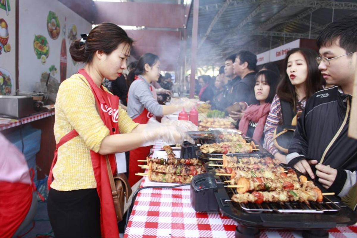 Vừa đứng vừa ăn vì không còn chỗ ngồi, người Hà Nội vẫn tỏ ra hào hứng với lễ hội ẩm thực đường phố Ảnh 1