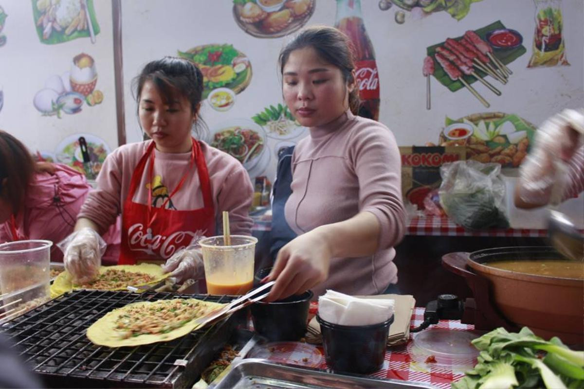 Vừa đứng vừa ăn vì không còn chỗ ngồi, người Hà Nội vẫn tỏ ra hào hứng với lễ hội ẩm thực đường phố Ảnh 2