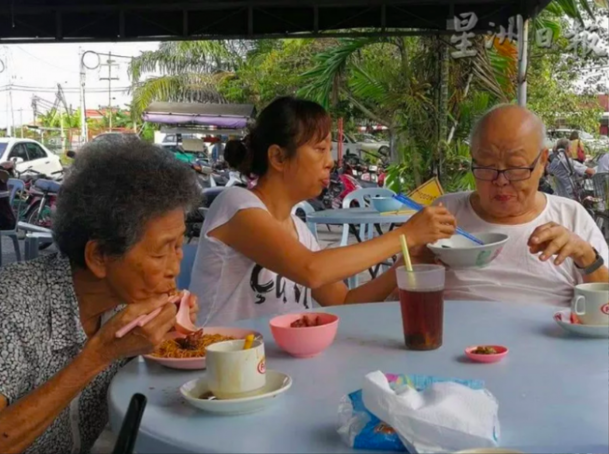 Người phụ nữ thành đạt bỏ chốn phồn hoa về quê phụng dưỡng cha mẹ già: 'Tôi còn thời gian, nhưng họ thì không' Ảnh 1