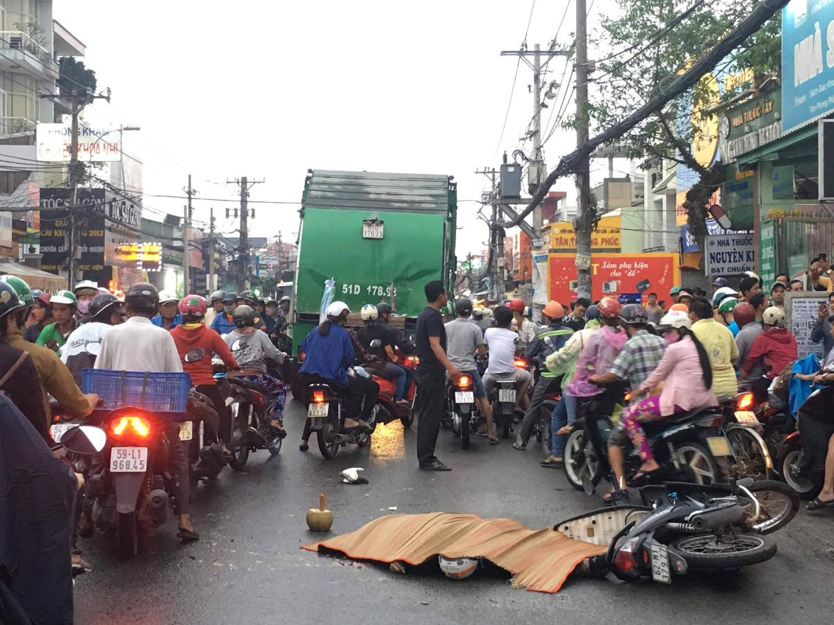 Nam thanh niên tử vong dưới bánh xe chở rác, giao thông ùn ứ kéo dài Ảnh 1