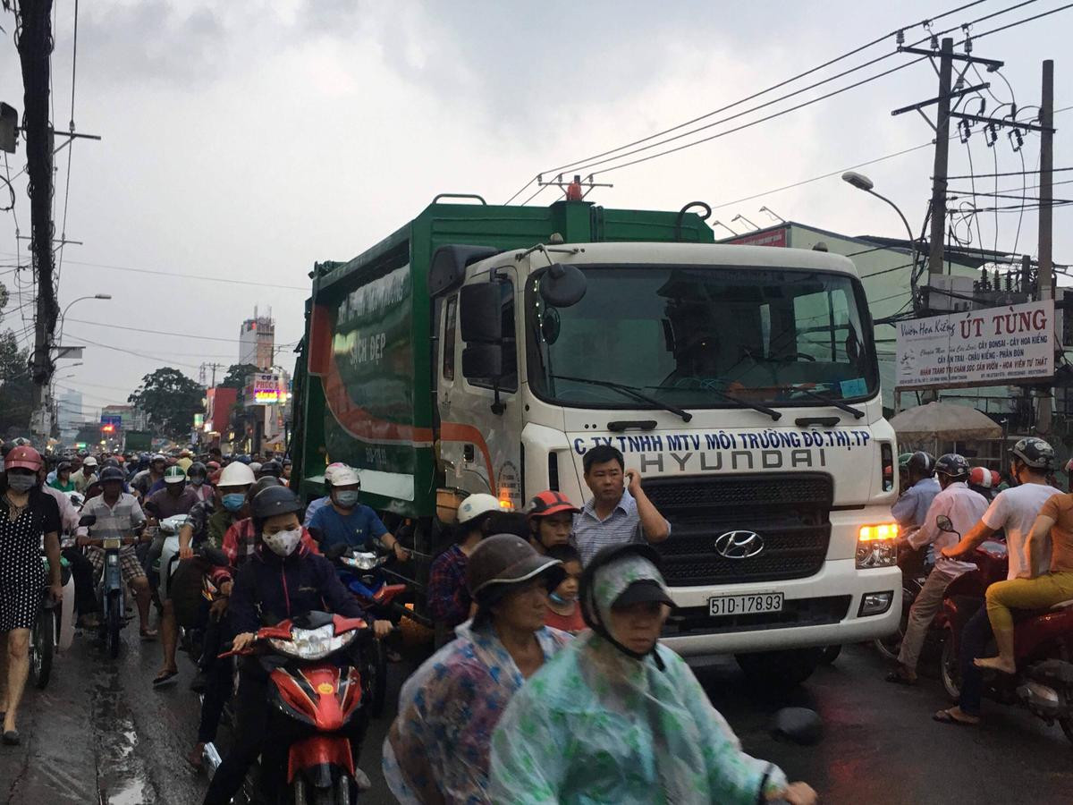 Nam thanh niên tử vong dưới bánh xe chở rác, giao thông ùn ứ kéo dài Ảnh 2