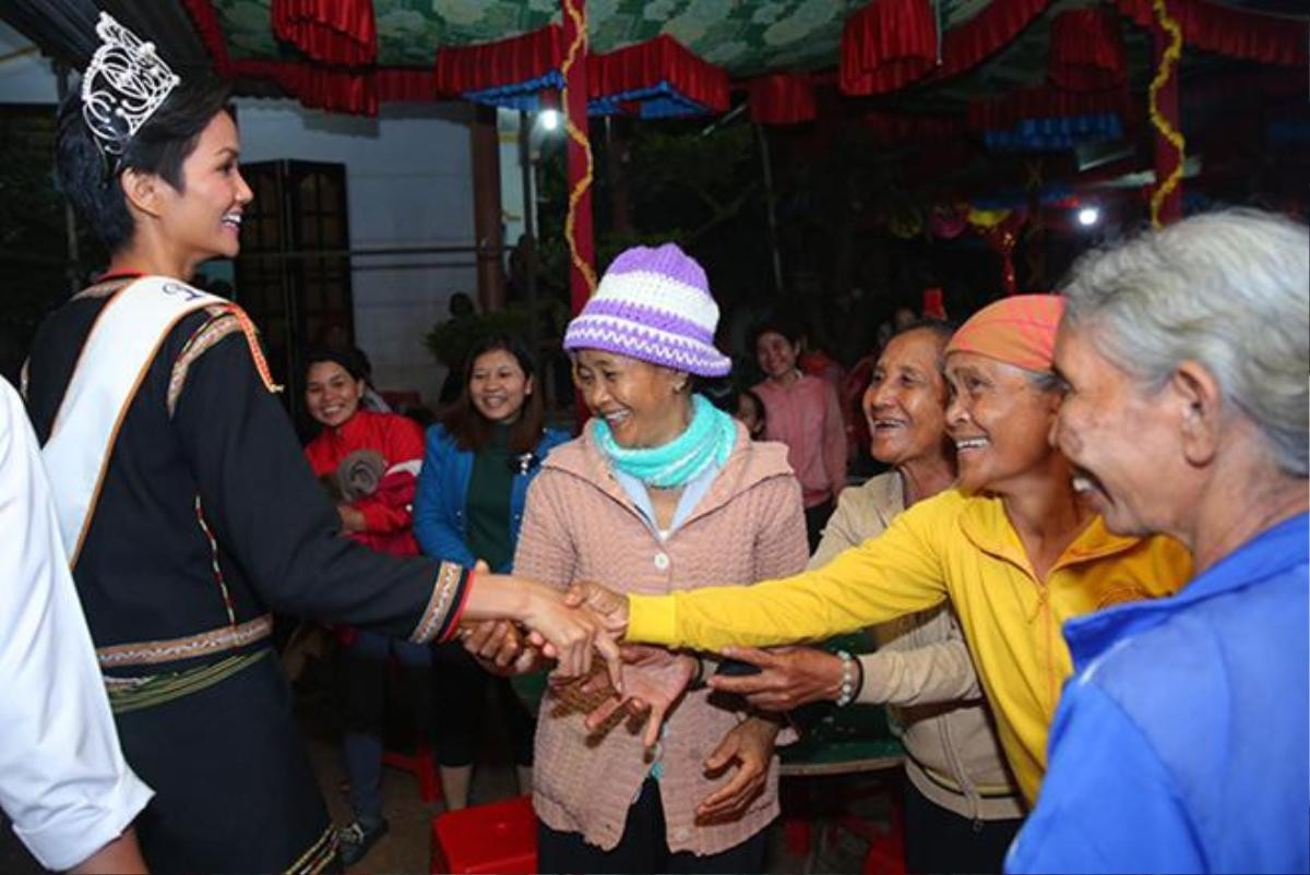 H'Hen Niê đi dép lê, nắm tay bà con quê nhà Đắk Lắk nhảy múa bên lửa trại Ảnh 3