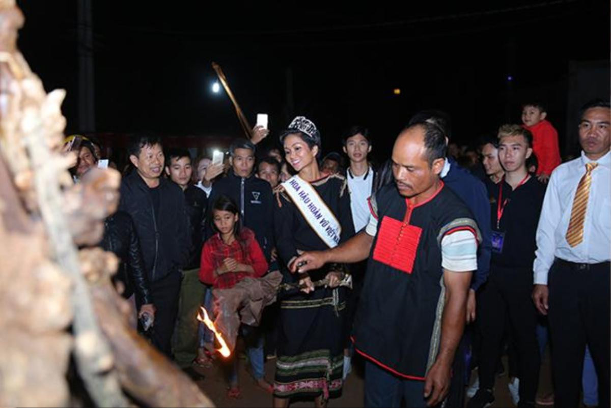 H'Hen Niê đi dép lê, nắm tay bà con quê nhà Đắk Lắk nhảy múa bên lửa trại Ảnh 8