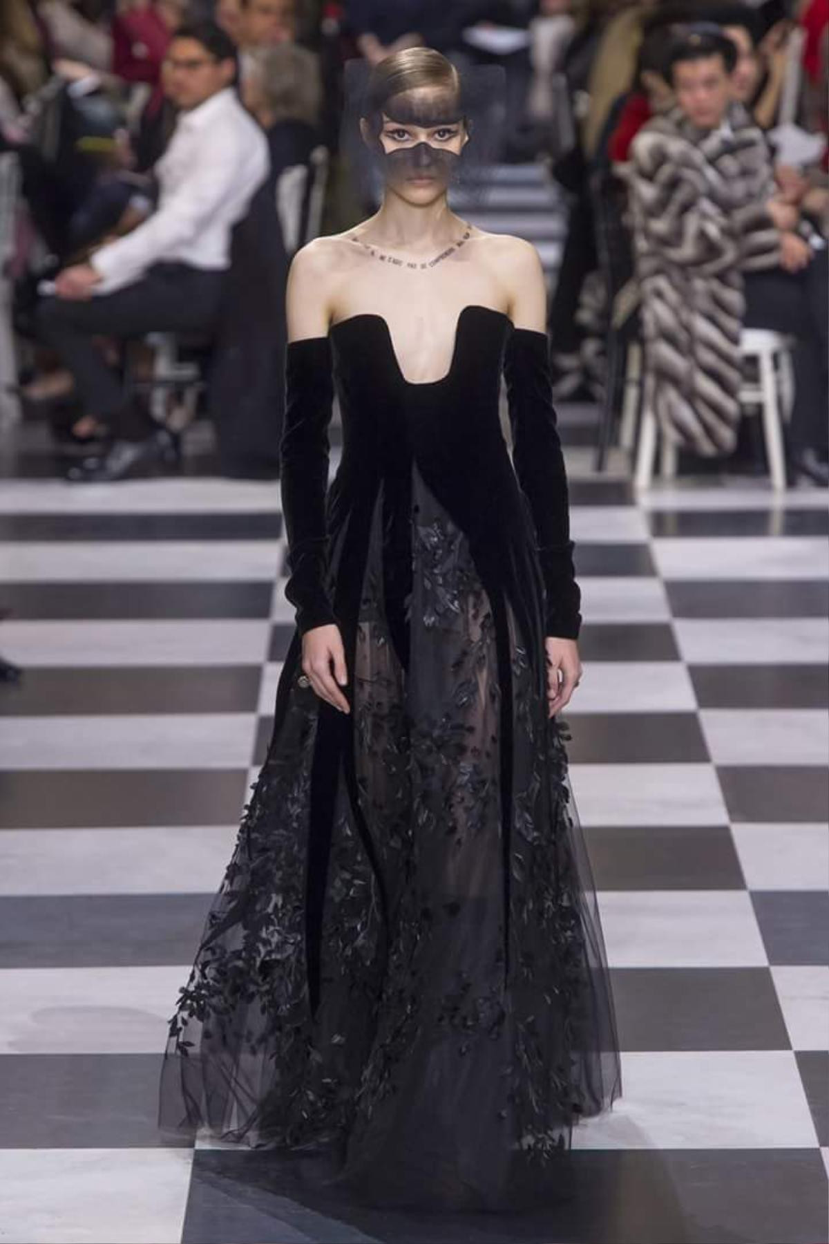 Người mẫu đeo mặt nạ người dơi catwalk ở show Dior Haute Couture xuân hè 2018 Ảnh 14