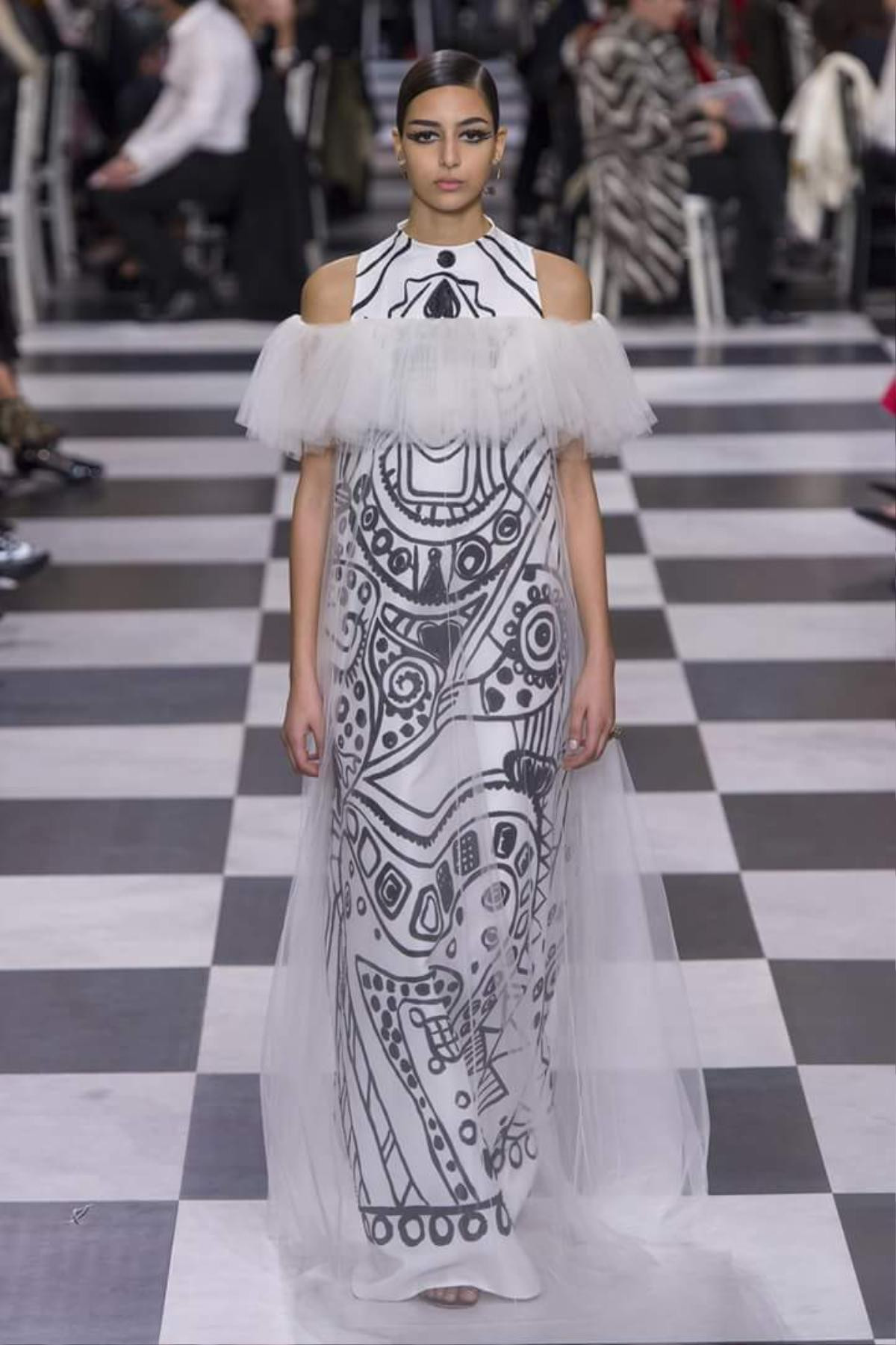 Người mẫu đeo mặt nạ người dơi catwalk ở show Dior Haute Couture xuân hè 2018 Ảnh 18