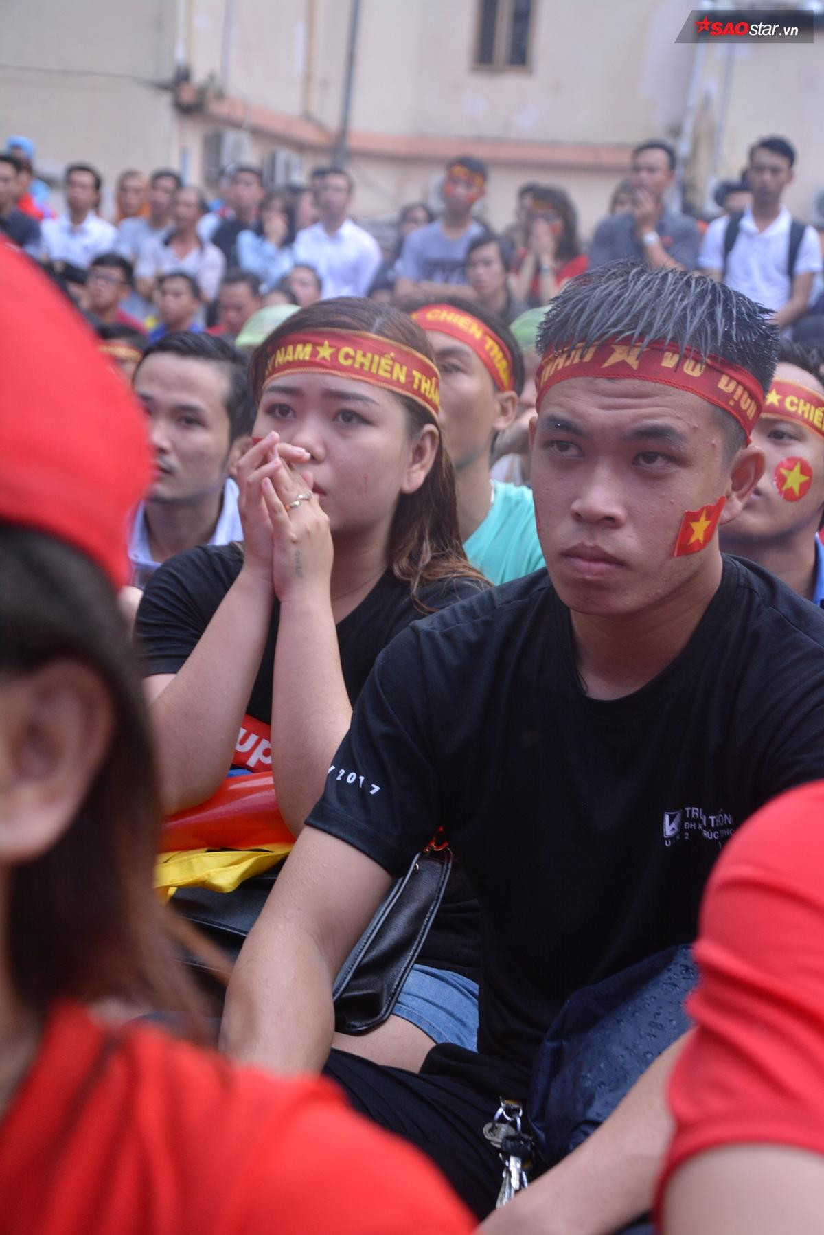 Hàng nghìn người hâm mộ đội mưa vẫn cổ vũ cho U23 Việt Nam Ảnh 7