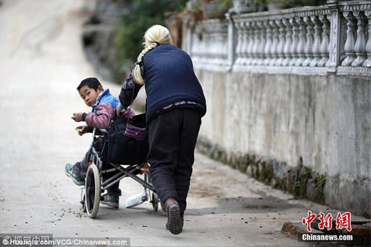 Bà đẩy cháu khuyết tật đến trường 24km mỗi ngày: Câu chuyện khiến bao người rơi lệ Ảnh 3