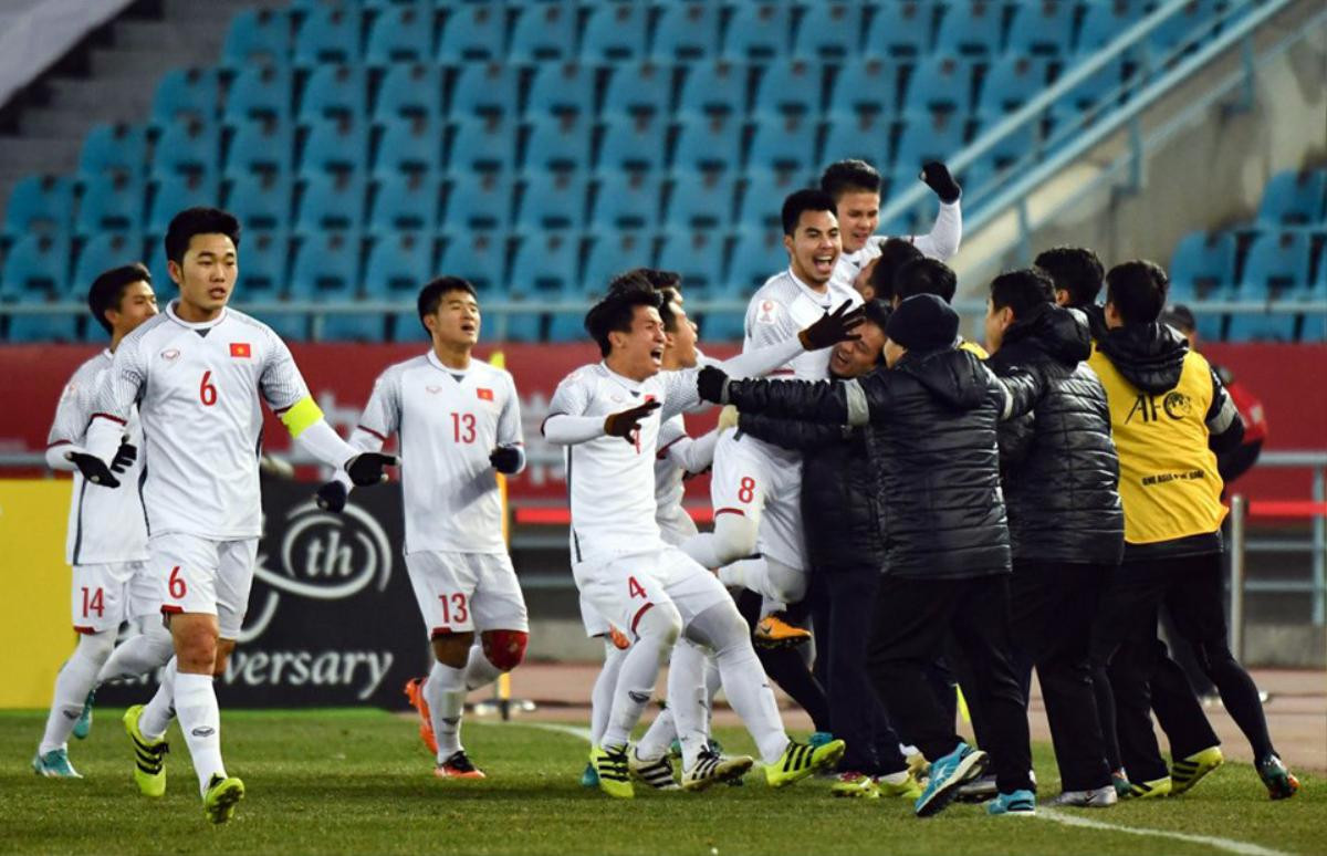 'Đàn ông nói là làm': MC Thành Trung cởi đồ ăn mừng U23 Việt Nam vào chung kết AFC 2018 Ảnh 1