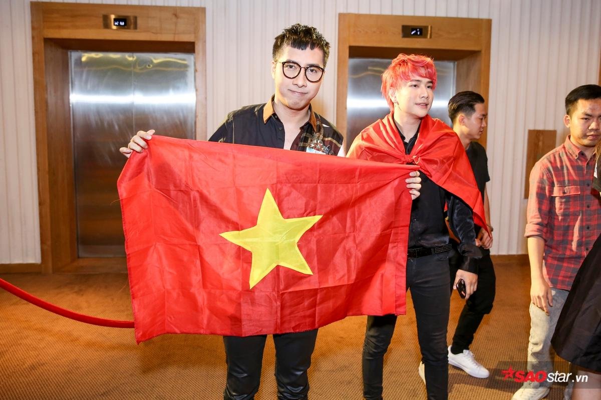 Only C và Lou Hoàng mang cờ Việt Nam mừng chiến thắng U23 trong party của Sơn Tùng Ảnh 2