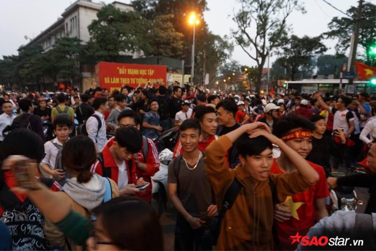 Chưa bao giờ, đông đảo sinh viên mê bóng đá lại trải qua những phút giây hồi hộp, vui sướng như thế Ảnh 12