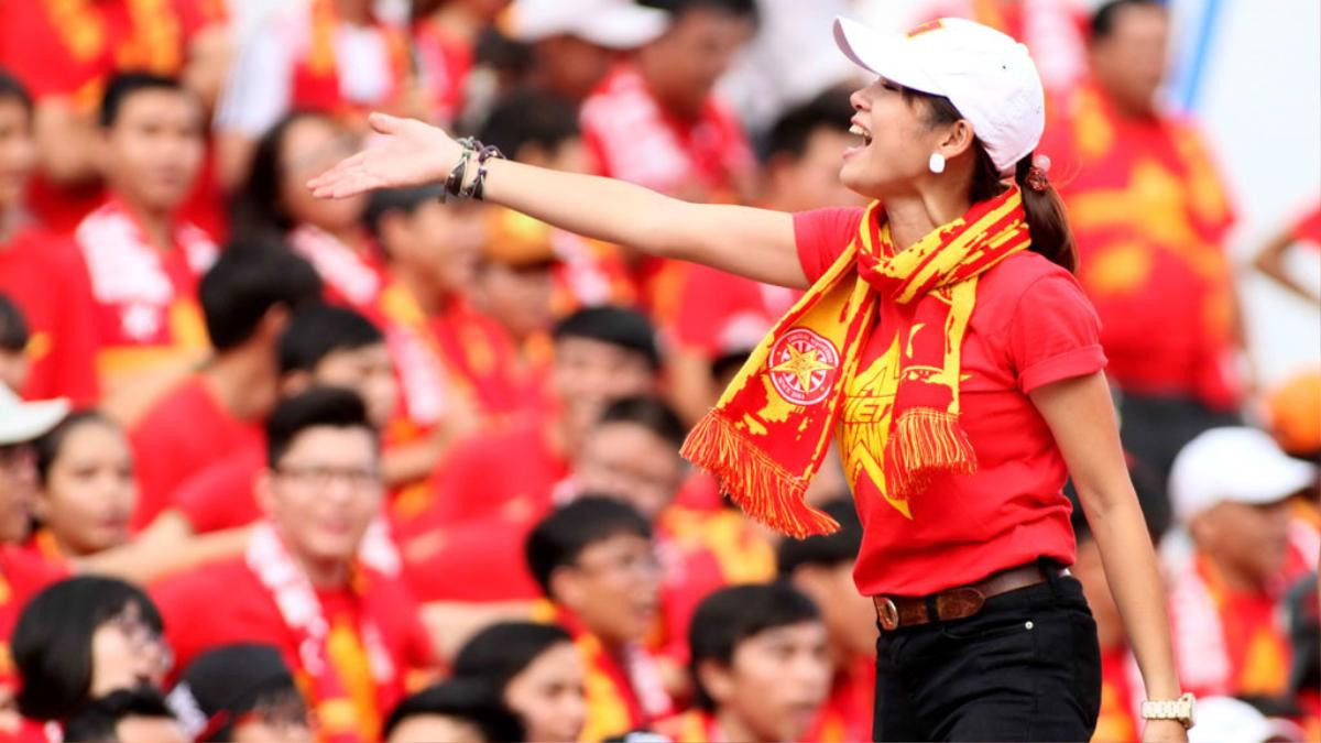 'Đốn tim': Fan nữ vừa ôm thùng hứng nước mưa, vừa cổ vũ U23 Việt Nam Ảnh 4