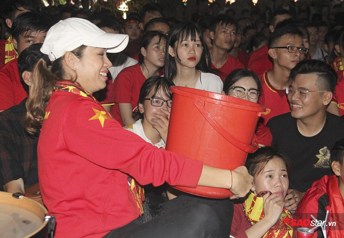 'Đốn tim': Fan nữ vừa ôm thùng hứng nước mưa, vừa cổ vũ U23 Việt Nam Ảnh 2