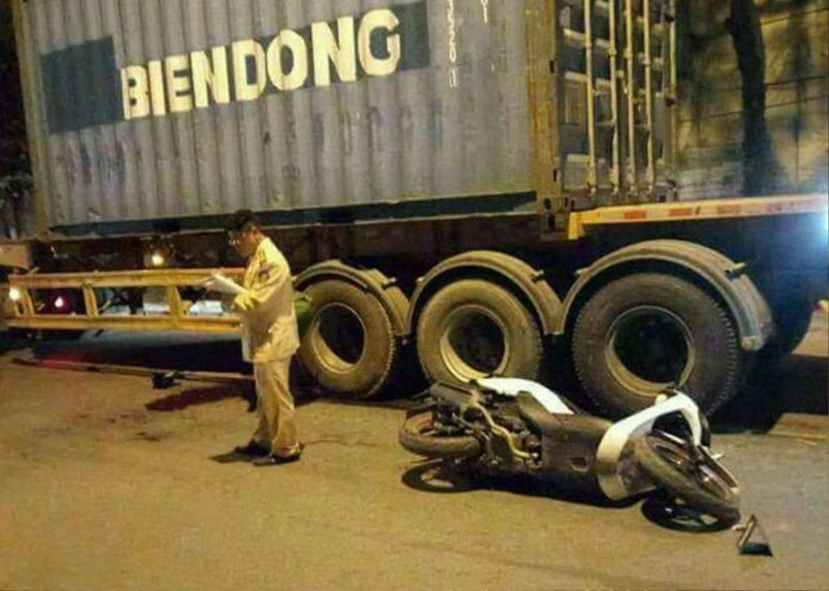 Nam thanh niên tử vong do cờ cổ vũ bóng đá cuốn vào container Ảnh 1