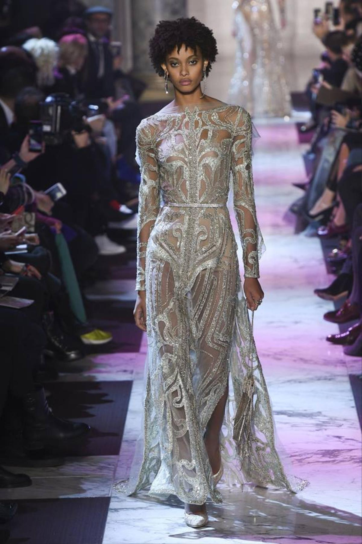 ELie Saab Haute Couture xuân hè 2018: Xẻ sâu và khoe ngực ngút ngàn Ảnh 12