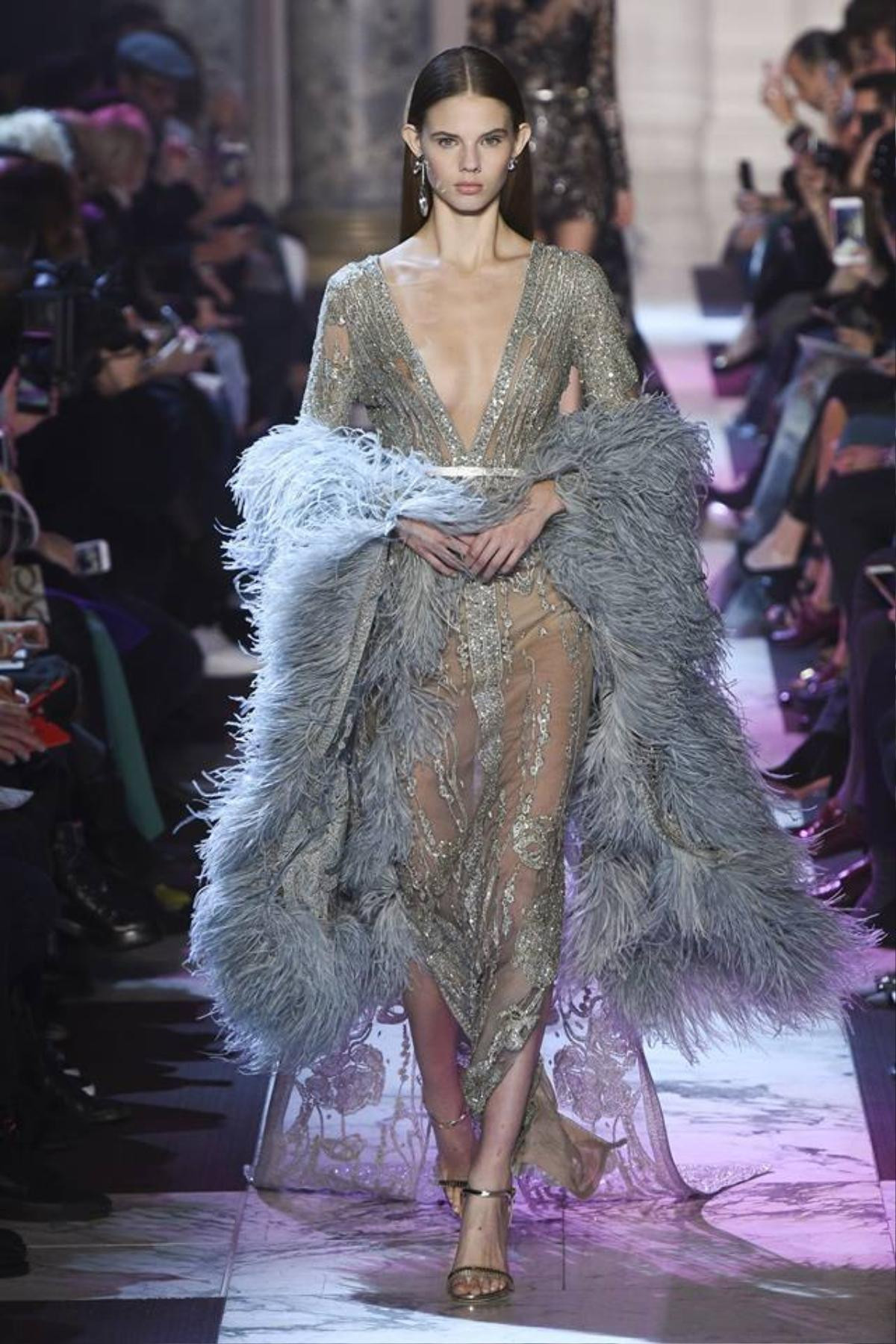 ELie Saab Haute Couture xuân hè 2018: Xẻ sâu và khoe ngực ngút ngàn Ảnh 1