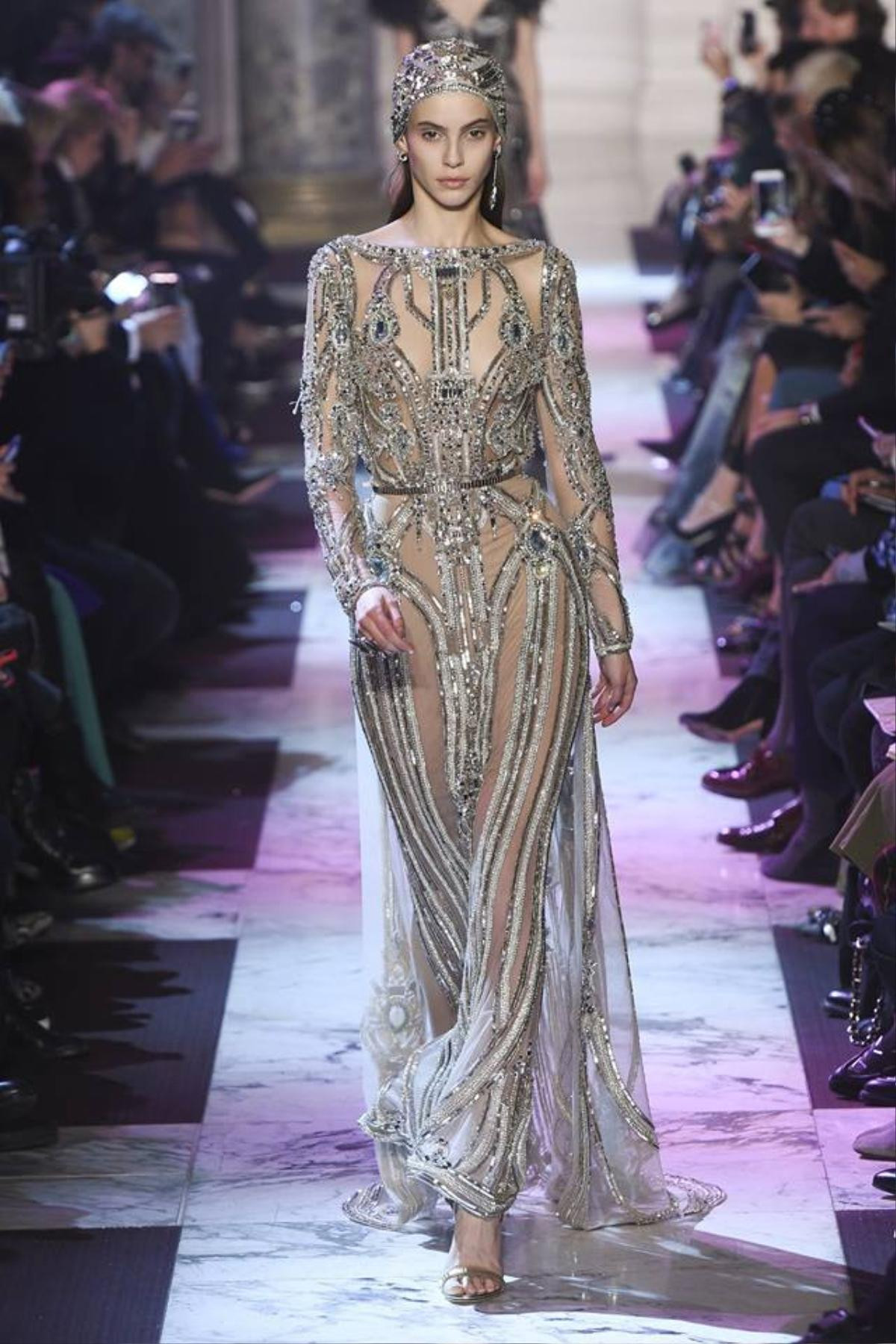 ELie Saab Haute Couture xuân hè 2018: Xẻ sâu và khoe ngực ngút ngàn Ảnh 13