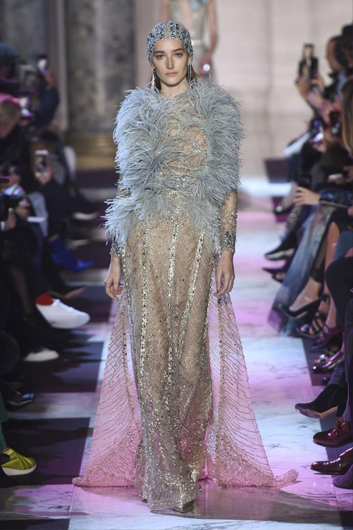 ELie Saab Haute Couture xuân hè 2018: Xẻ sâu và khoe ngực ngút ngàn Ảnh 9