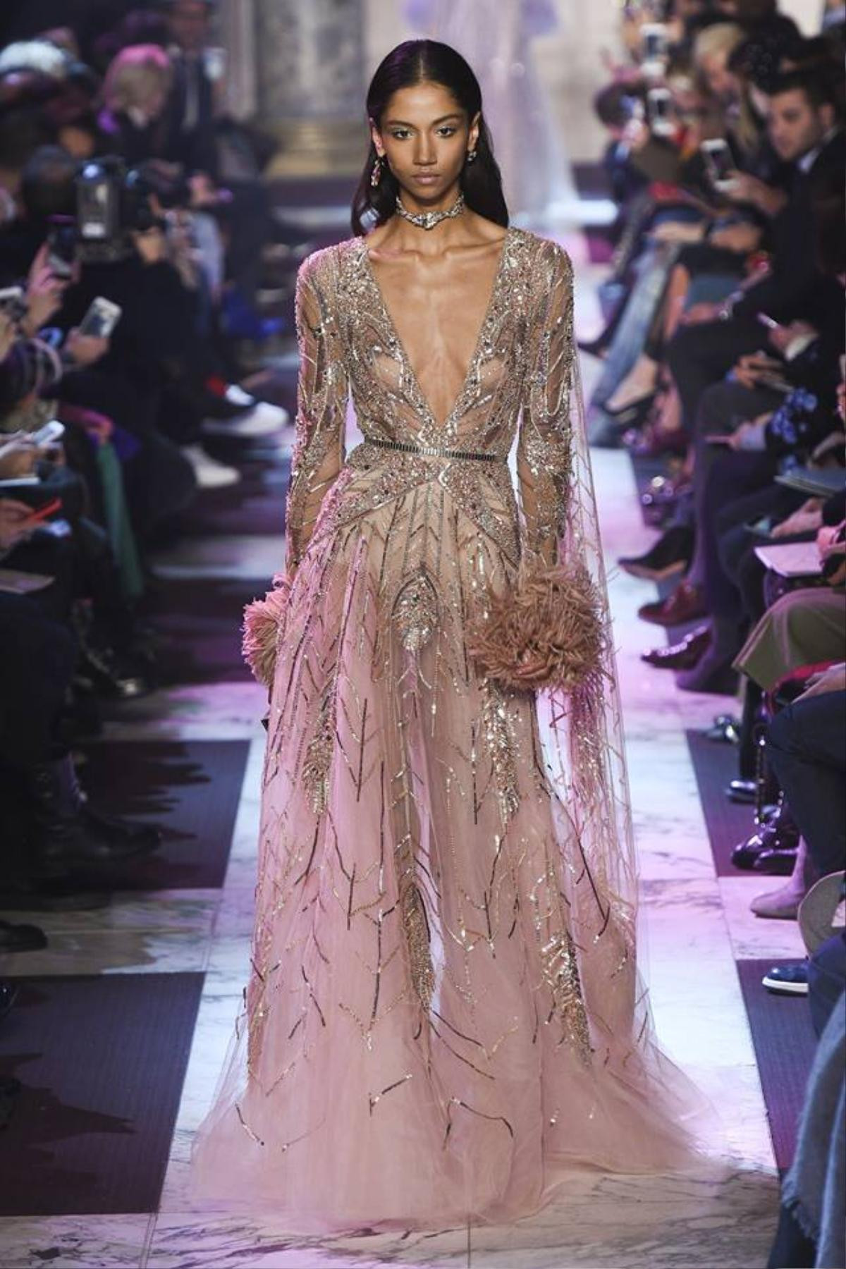 ELie Saab Haute Couture xuân hè 2018: Xẻ sâu và khoe ngực ngút ngàn Ảnh 4