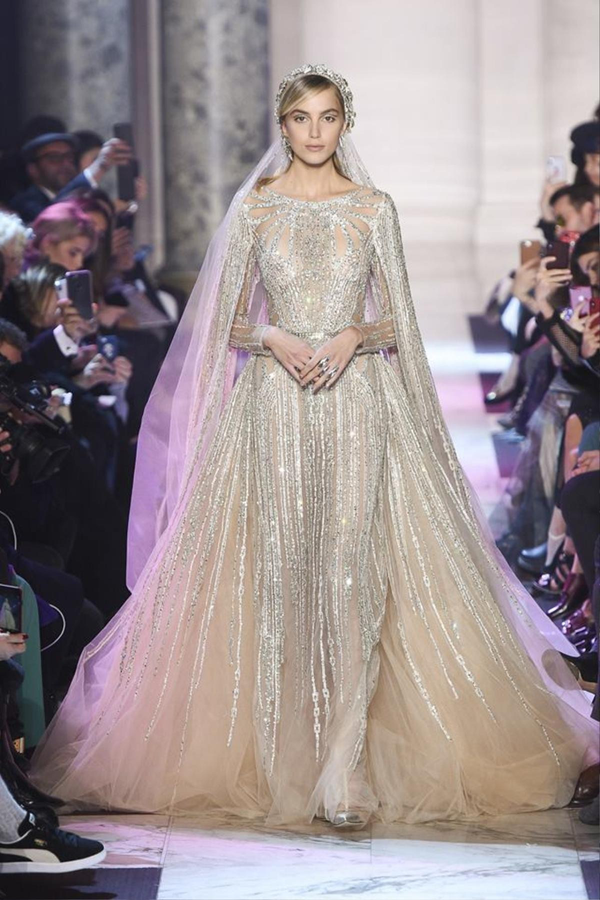 ELie Saab Haute Couture xuân hè 2018: Xẻ sâu và khoe ngực ngút ngàn Ảnh 11