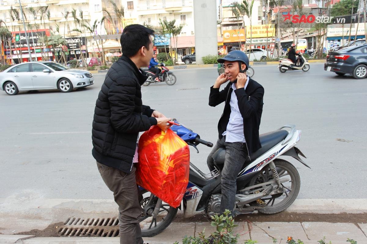 Sau chiến thắng lẫy lừng của U23 Việt Nam, nhà thầu đem cờ đỏ sao vàng dán kín tường rào thi công Ảnh 11