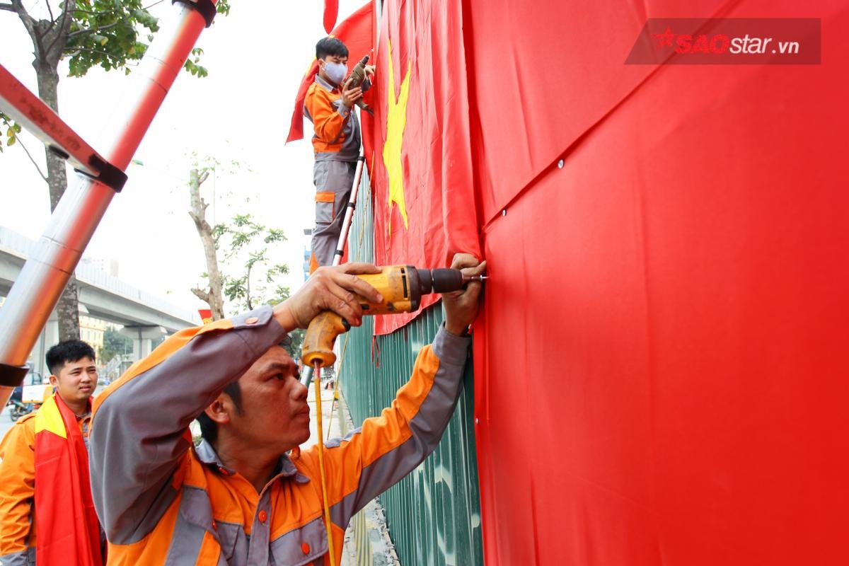 Sau chiến thắng lẫy lừng của U23 Việt Nam, nhà thầu đem cờ đỏ sao vàng dán kín tường rào thi công Ảnh 12