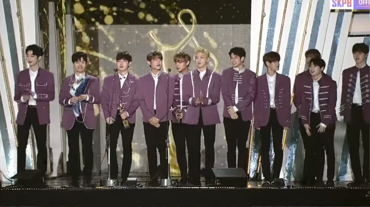 SMA 2017: Vắng EXO, BTS bá chủ sân khấu và Wanna One vô tư… chơi game Ảnh 6