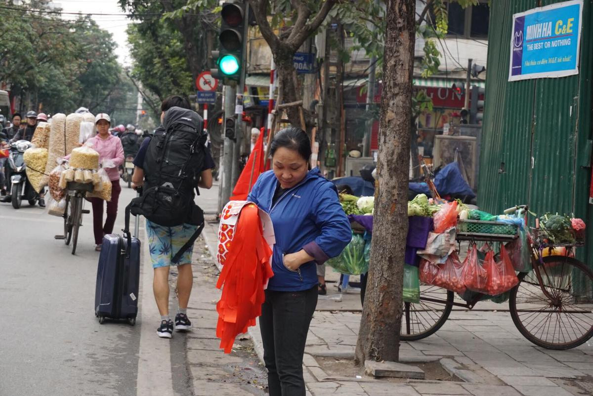 Cờ Tổ quốc, băng rôn ‘cháy hàng’, làm không kịp bán trước trận chung kết của U23 Việt Nam Ảnh 8