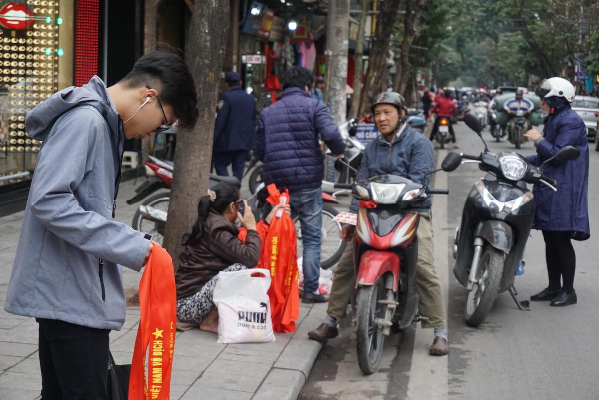 Cờ Tổ quốc, băng rôn ‘cháy hàng’, làm không kịp bán trước trận chung kết của U23 Việt Nam Ảnh 9