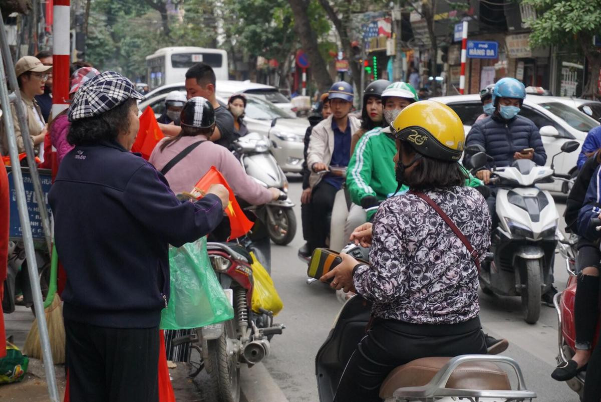 Cờ Tổ quốc, băng rôn ‘cháy hàng’, làm không kịp bán trước trận chung kết của U23 Việt Nam Ảnh 11