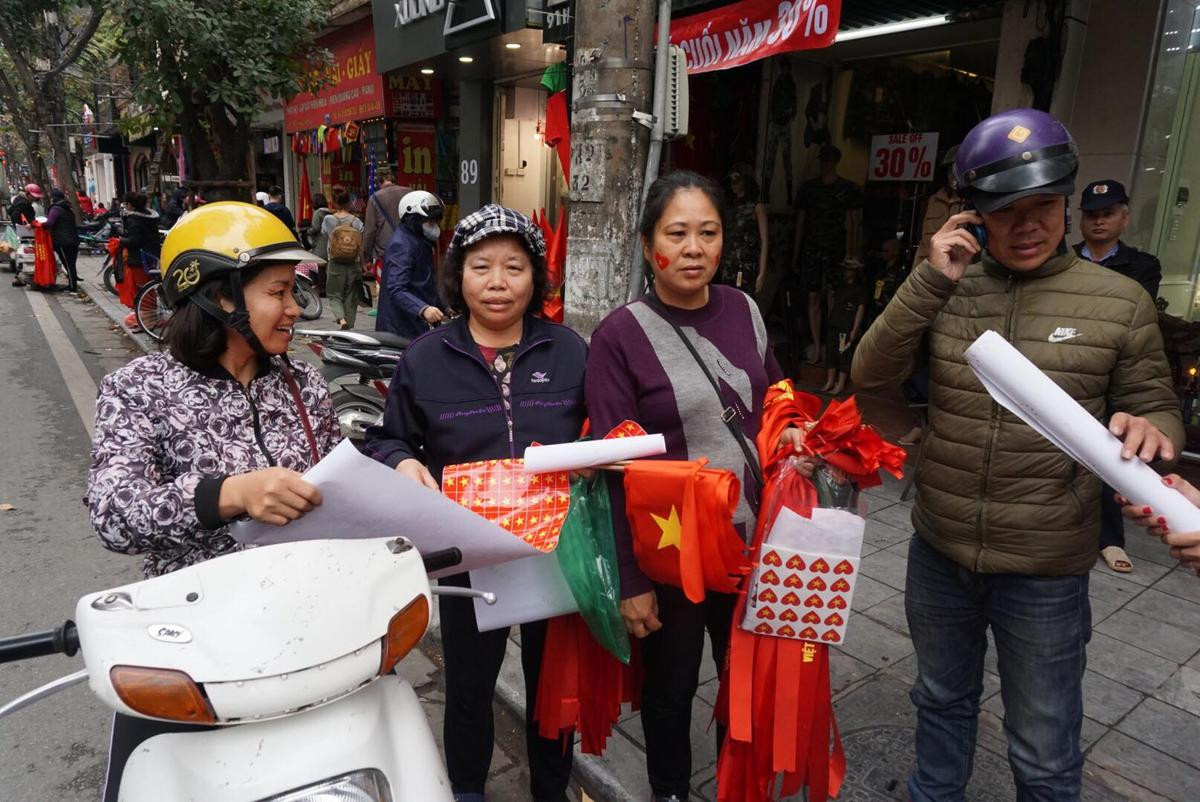 Cờ Tổ quốc, băng rôn ‘cháy hàng’, làm không kịp bán trước trận chung kết của U23 Việt Nam Ảnh 10