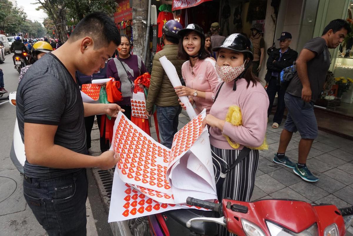 Cờ Tổ quốc, băng rôn ‘cháy hàng’, làm không kịp bán trước trận chung kết của U23 Việt Nam Ảnh 14