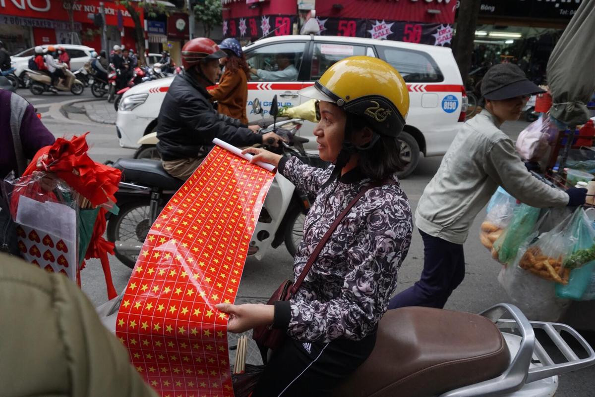 Cờ Tổ quốc, băng rôn ‘cháy hàng’, làm không kịp bán trước trận chung kết của U23 Việt Nam Ảnh 13