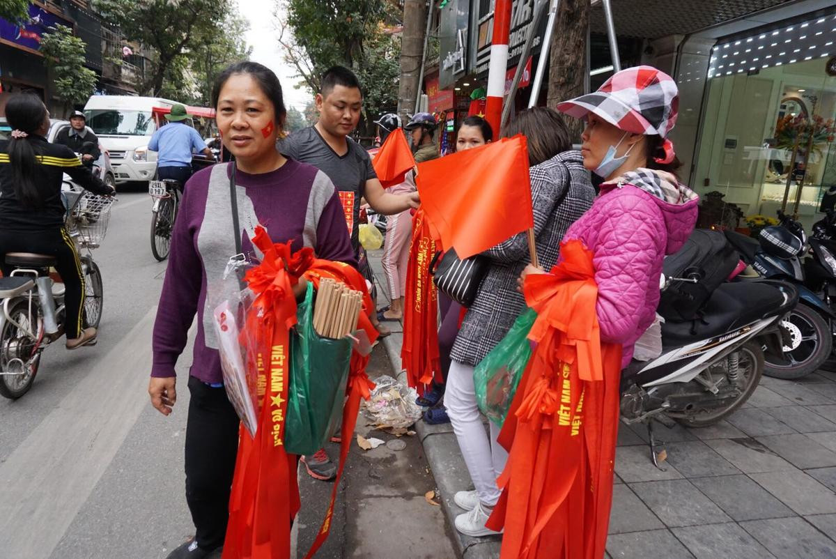 Cờ Tổ quốc, băng rôn ‘cháy hàng’, làm không kịp bán trước trận chung kết của U23 Việt Nam Ảnh 15