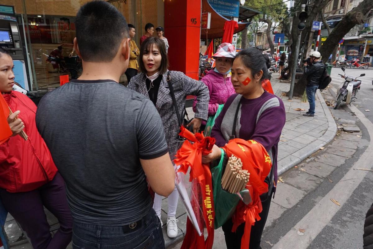 Cờ Tổ quốc, băng rôn ‘cháy hàng’, làm không kịp bán trước trận chung kết của U23 Việt Nam Ảnh 16