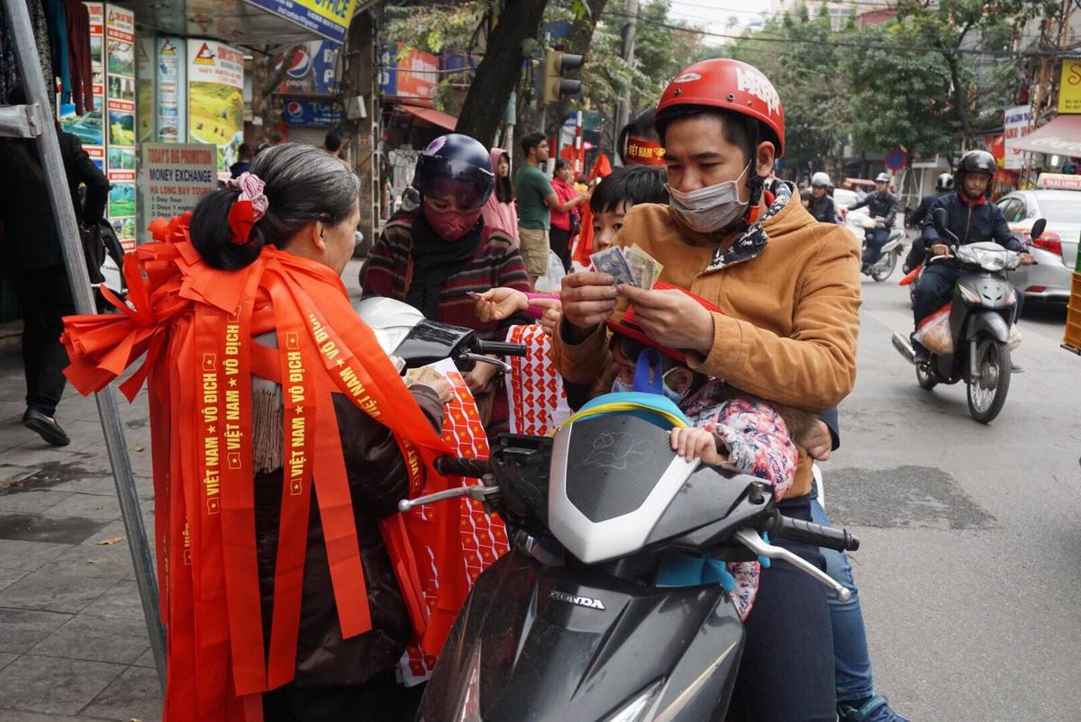 Cờ Tổ quốc, băng rôn ‘cháy hàng’, làm không kịp bán trước trận chung kết của U23 Việt Nam Ảnh 5