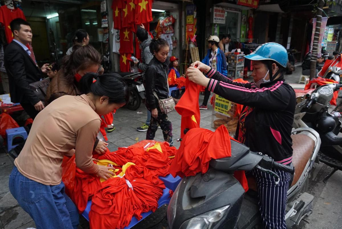 Cờ Tổ quốc, băng rôn ‘cháy hàng’, làm không kịp bán trước trận chung kết của U23 Việt Nam Ảnh 4