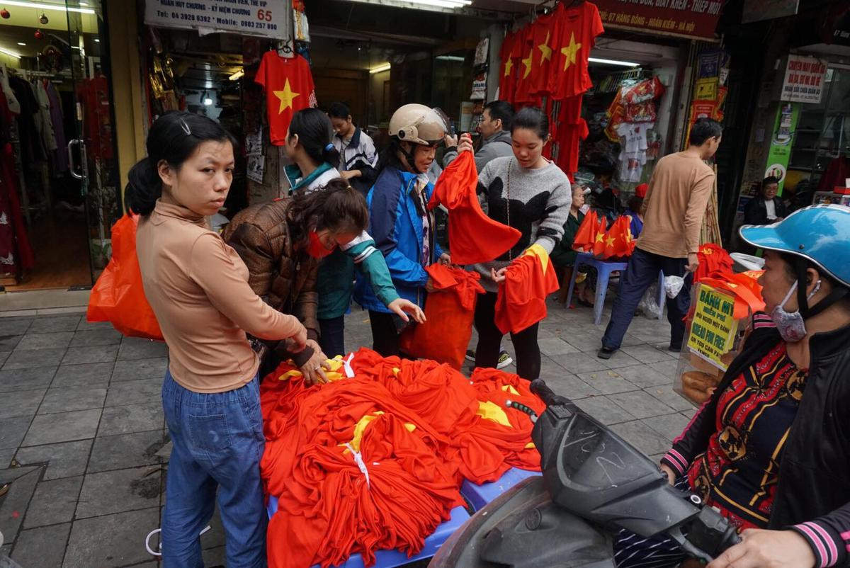 Cờ Tổ quốc, băng rôn ‘cháy hàng’, làm không kịp bán trước trận chung kết của U23 Việt Nam Ảnh 3