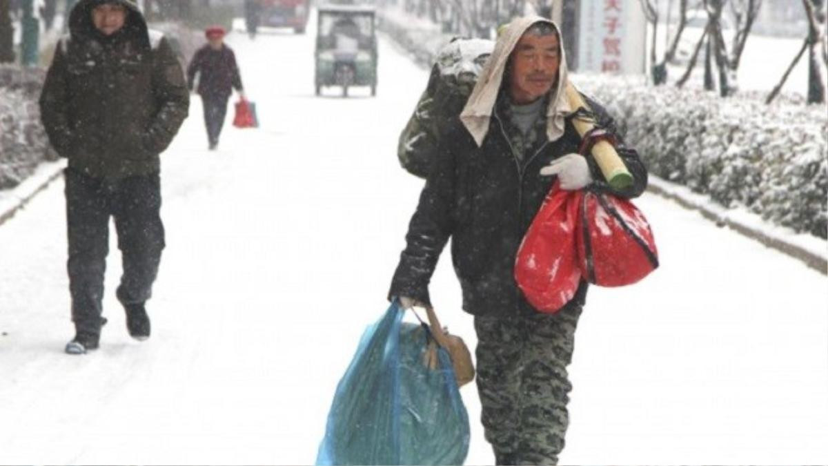 Dành tiền mua quần áo cho vợ, người đàn ông đi bộ 40km dưới tuyết về quê ăn Tết Ảnh 1