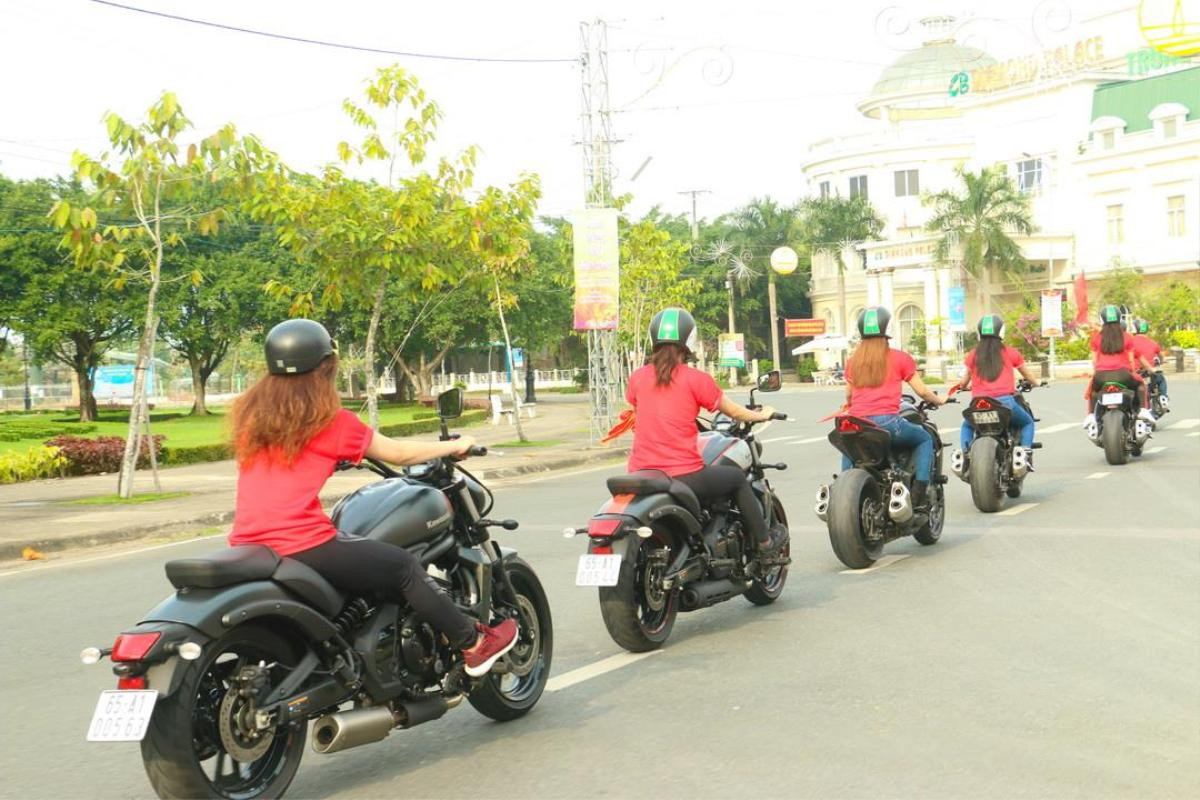 Sốt xình xịch với dàn chân dài và ca sĩ Phi Hùng đi mô tô 'khủng' cổ vũ U23 Việt Nam Ảnh 1