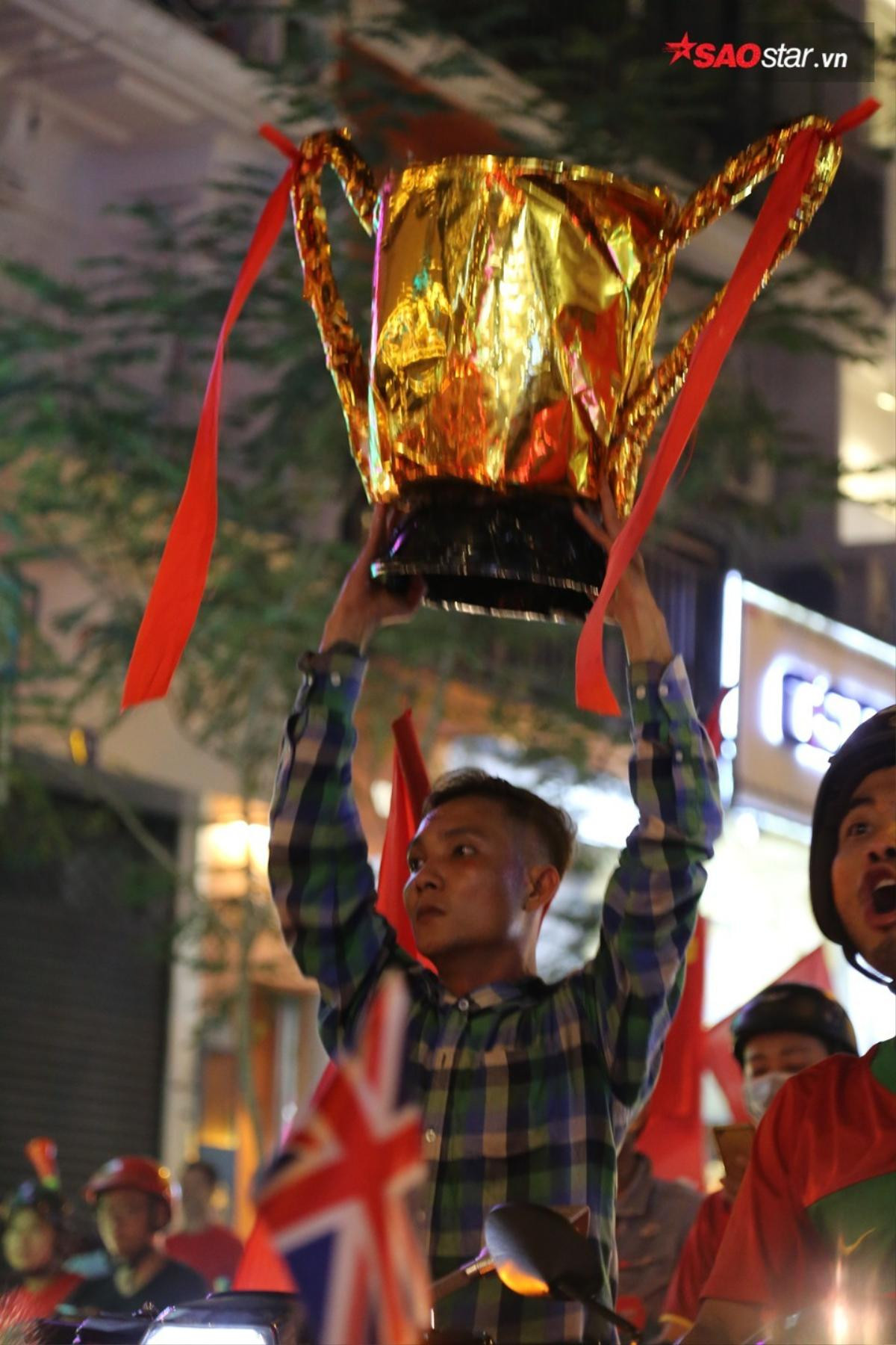 Mặc kệ mưa lớn, hàng triệu người vẫn xuống đường mừng U23 Việt Nam đã thi đấu hết mình Ảnh 29