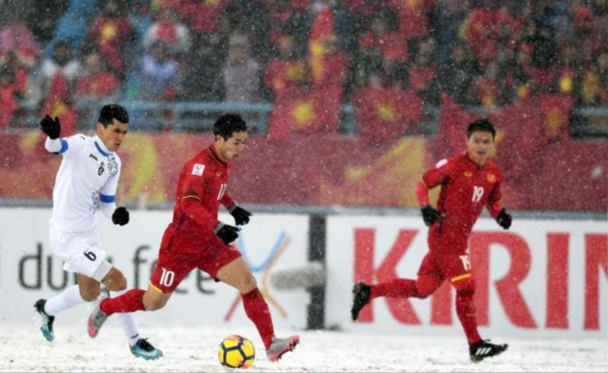 Nhà thơ Nguyễn Phong Việt ca ngợi U23 Việt Nam: 'Chúng ta đã vẽ lên nền trời ấy màu đỏ tuyệt vời' Ảnh 1