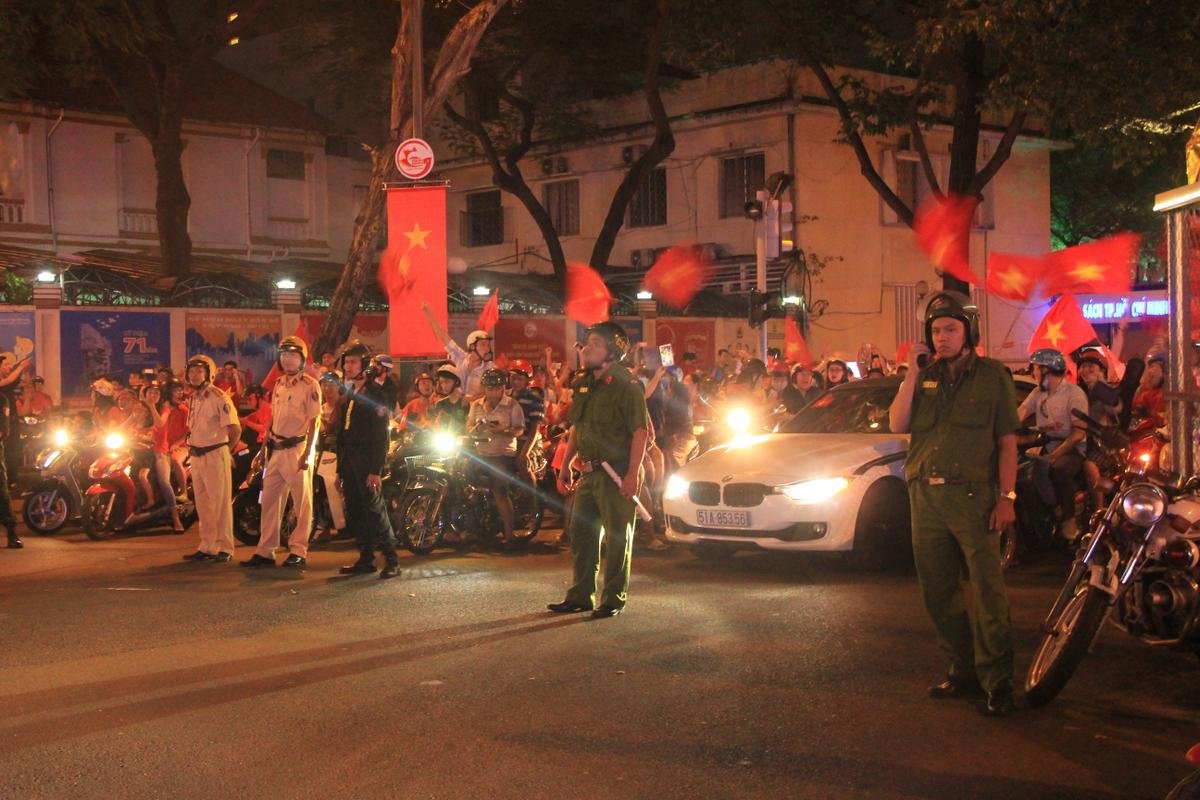 Cảnh sát túc trực ở mọi nẻo đường đảm bảo an toàn khi người người rủ nhau 'đi bão' Ảnh 2