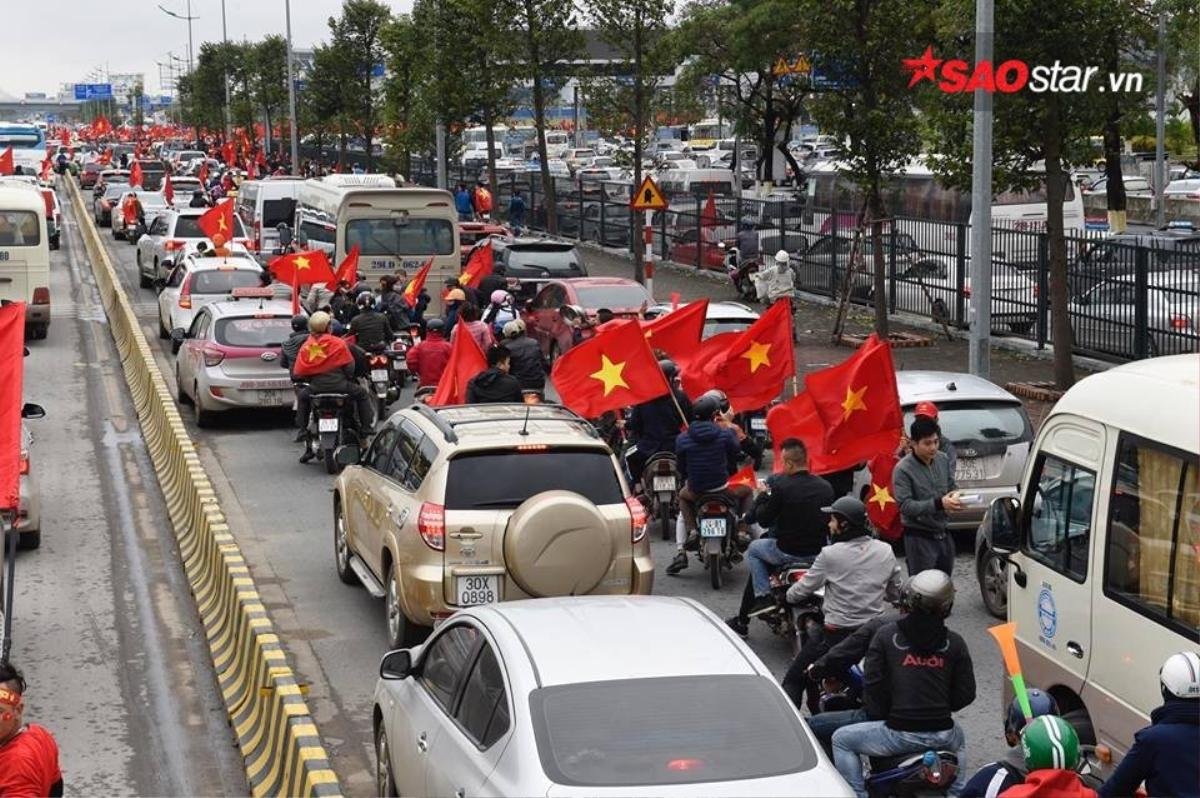 Các chiến binh U23 chuẩn bị về đến SVĐ Mỹ Đình, fan cuồng 'xé rào' để gặp thần tượng Ảnh 10