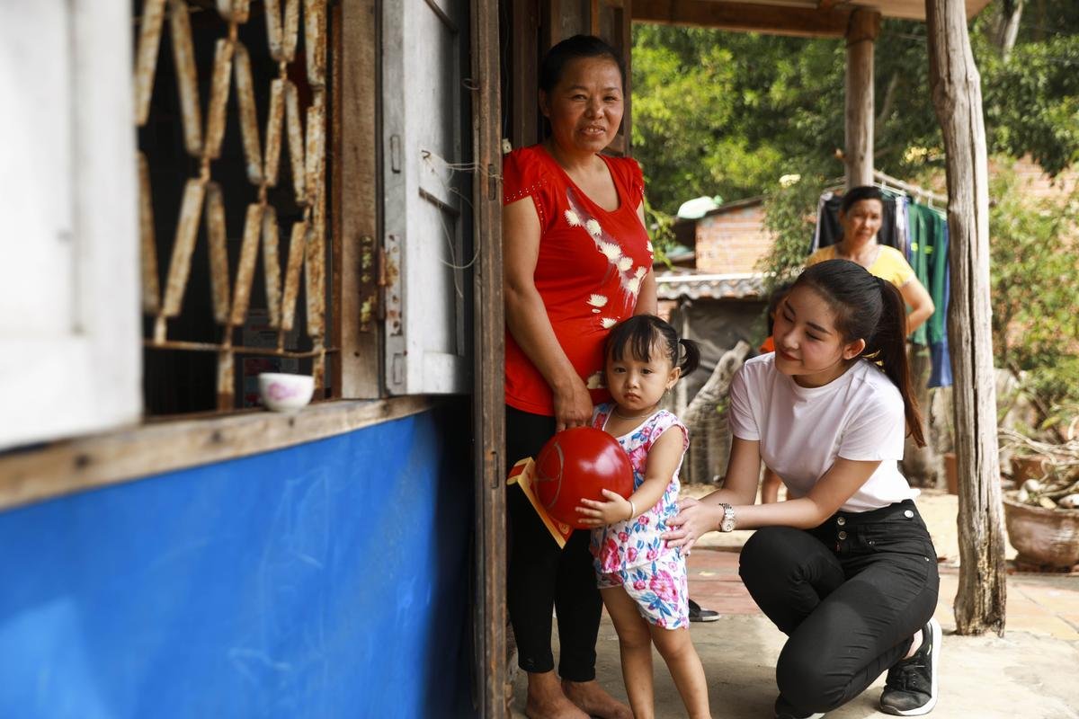 Lê Âu Ngân Anh thăm hỏi người nghèo sau đề nghị tước vương miện Hoa hậu Đại dương Ảnh 9