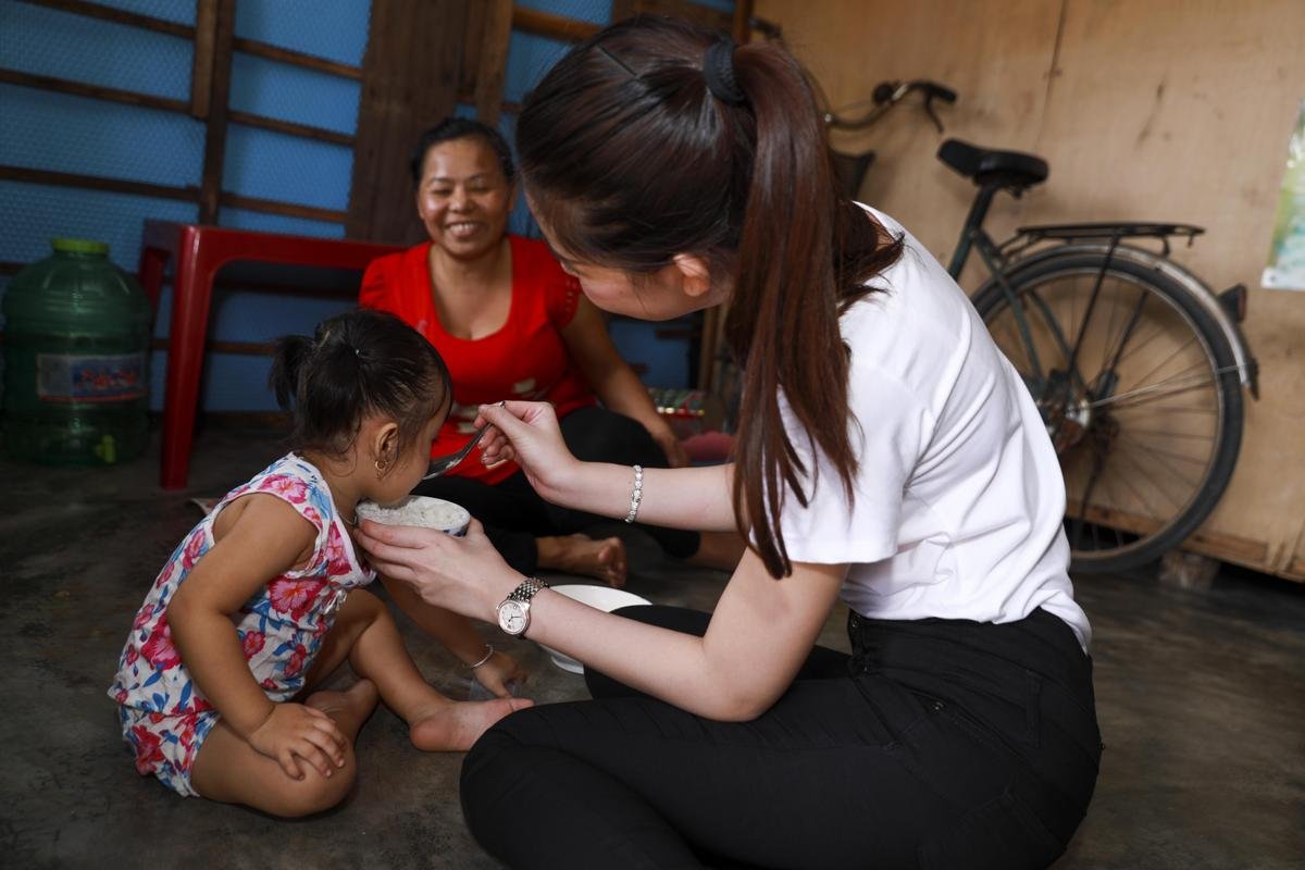 Lê Âu Ngân Anh thăm hỏi người nghèo sau đề nghị tước vương miện Hoa hậu Đại dương Ảnh 7