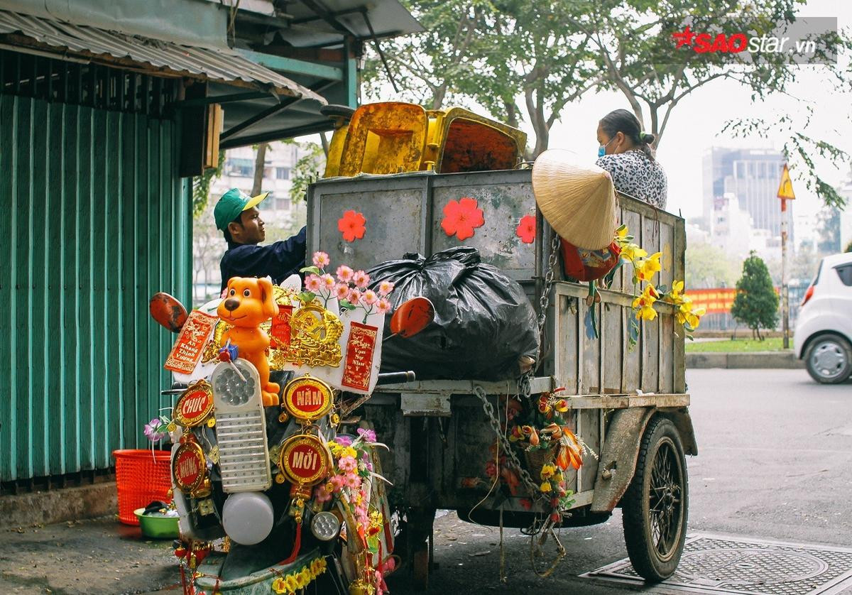 Tết đã cận kề thế này rồi trên chiếc xe rác chở đầy mùa xuân ở Sài Gòn Ảnh 13