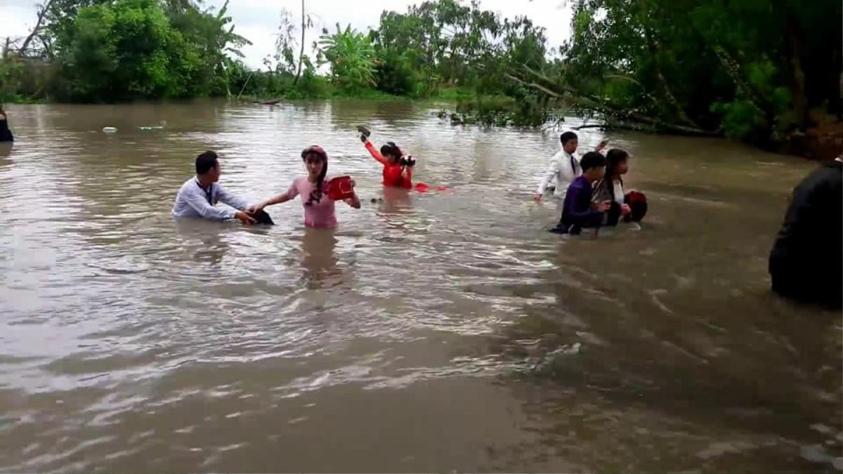 Clip: Đoàn rước dâu bị lật xuồng, cô dâu chú rể và họ hàng hai bên bì bõm dưới nước Ảnh 1