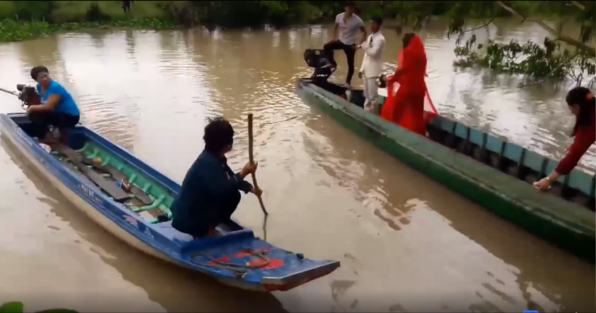 Clip: Đoàn rước dâu bị lật xuồng, cô dâu chú rể và họ hàng hai bên bì bõm dưới nước Ảnh 3