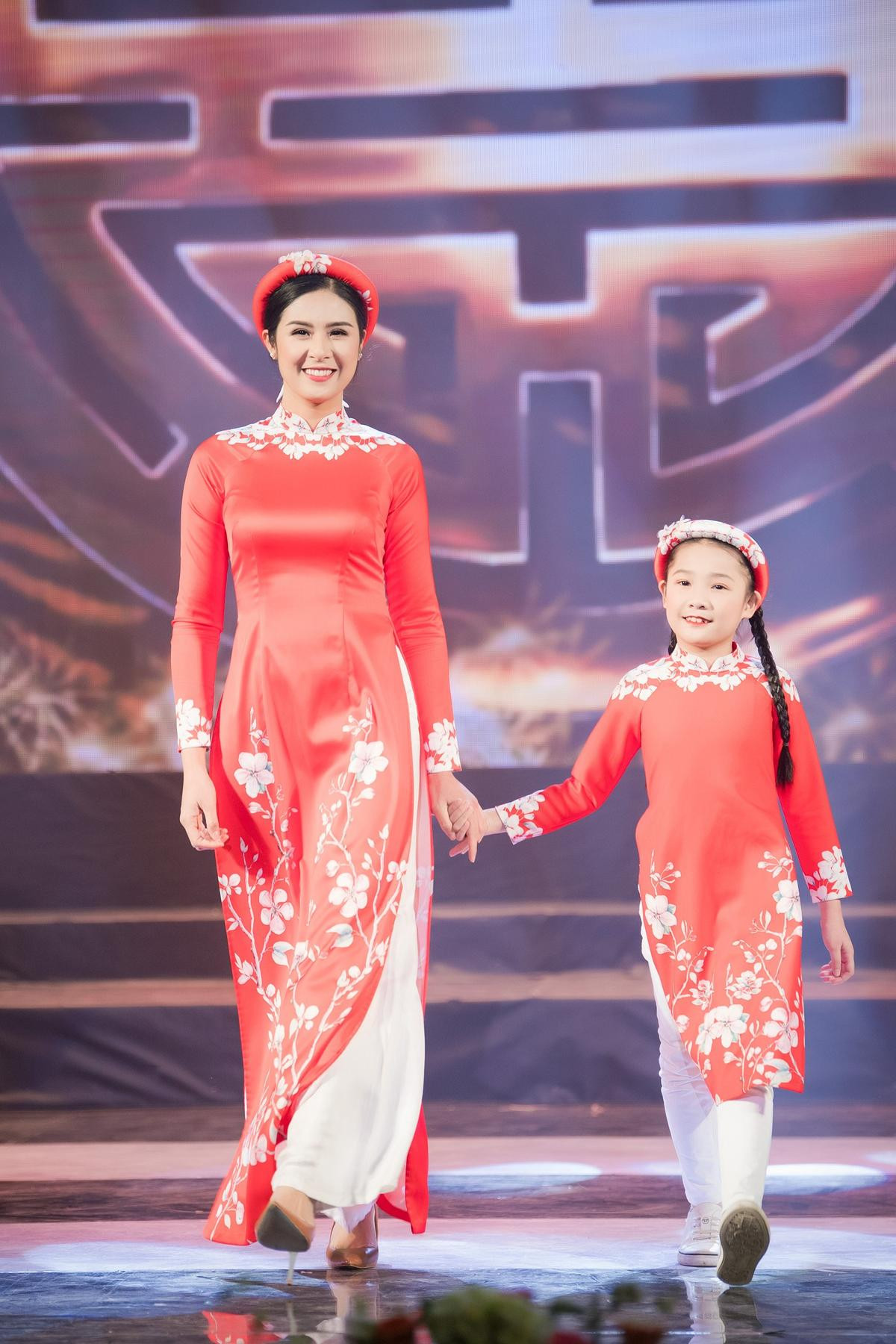 Gia đình MC Phan Anh tự tin catwalk trong tà Áo dài do hoa hậu Ngọc Hân thiết kế Ảnh 11